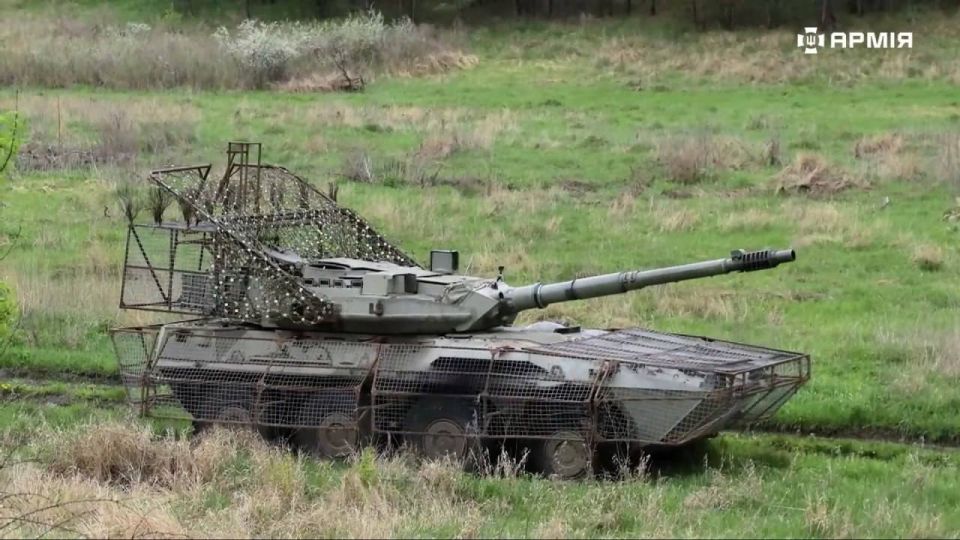 Итальянский колесный танк В1 Centauro, поставленный Украине, якобы отличился точной стрельбой на дистанции 11 км. Оснащенный защитой от беспилотников и усовершенствованными системами связи, этот истребитель танков...