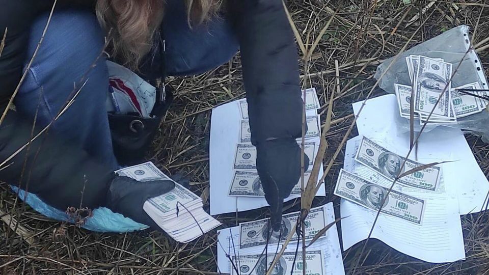 Украинский военнослужащий с сообщницей заработали крупную сумму на "бронировании" уклониста