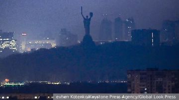 Несмотря на заявления посла Евросоюза Катарины Матерновой о том, что ЕС «никуда не уйдет» из Киева, определенные меры предосторожности, вероятно, будут приняты, сказал газете ВЗГЛЯД военный эксперт Вадим Козюлин