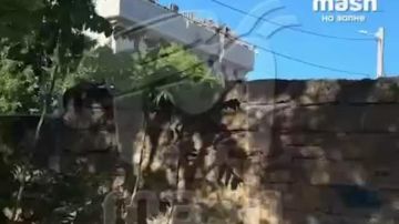 Здание Центробанка в Севастополе после ракетного удара ВСУ. Повреждены крыша и окна