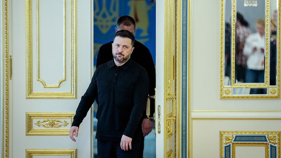 The Economist считает, что Зеленский скатился к авторитаризму