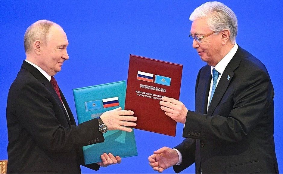 Президент России Владимир Путин и лидер Казахстана Касым-Жомарт Токаев приняли совместное заявление о семи основах дружбы российского и казахстанского народов