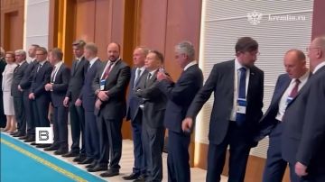 Российская делегация прибыла во Дворец Независимости в Астане, сообщает пресс-служба Кремля