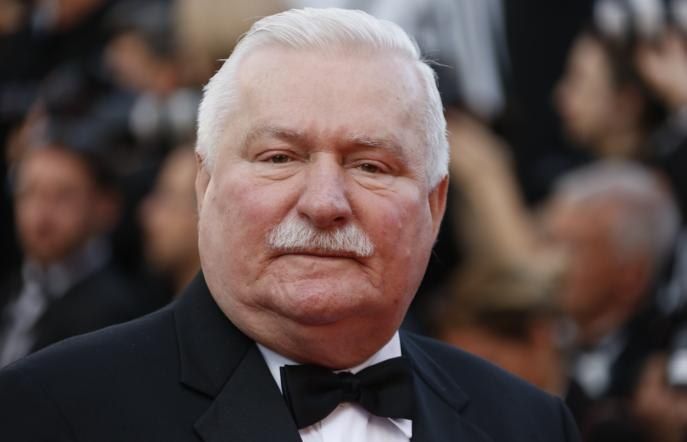 Бывший президент Польши внезапно поумнел и снял с груди украинский флажок