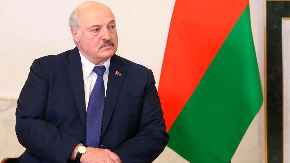 Лукашенко призвал Макрона «начать шевелиться»