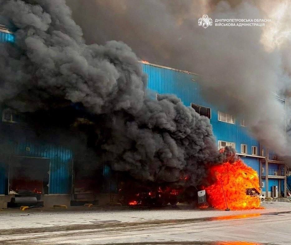 В Днепропетровске после утренней атаки загорелся склад логистической компании, сообщили местные власти