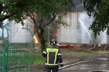 В Ростовской области вблизи поселка Матвеев Курган произошел пожар на нефтебазе в результате атаки БПЛА ВСУ