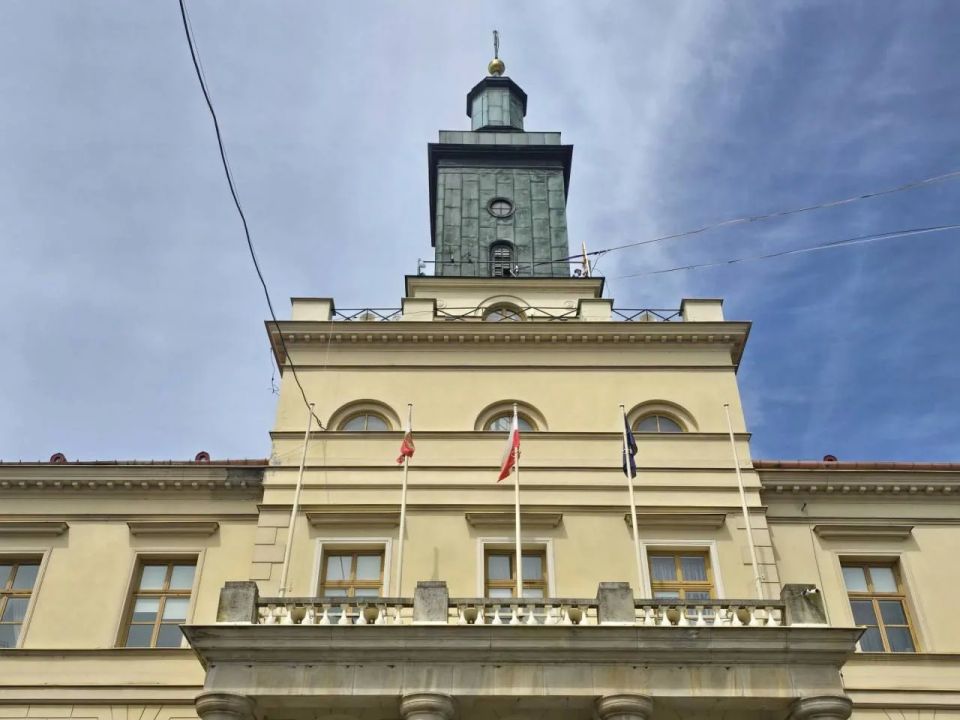 В польском Люблине убрали украинский флаг со здания городской ратуши