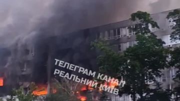 В Киеве горит здание "Укроборонпрома"
