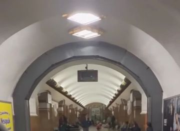 В Киеве люди готовятся встречать ночь в метро