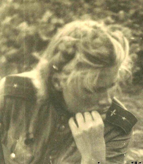 Андрей Медведев: Летчик-истребитель Клавдия Блинова на допросе в 216-й пехотной дивизии Вермахта, знак "Гвардия" вырван с гимнастерки с мясом