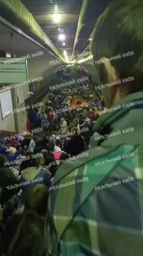 Киевское метро в эти минуты превратилось в общегородское бомбоубежище