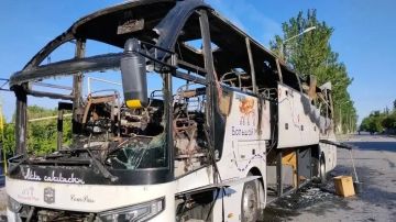 Первые фото с места удара ВСУ по рейсовому автобусу Москва-Симферополь в городе Енакиево публикуют местные ТГ-каналы