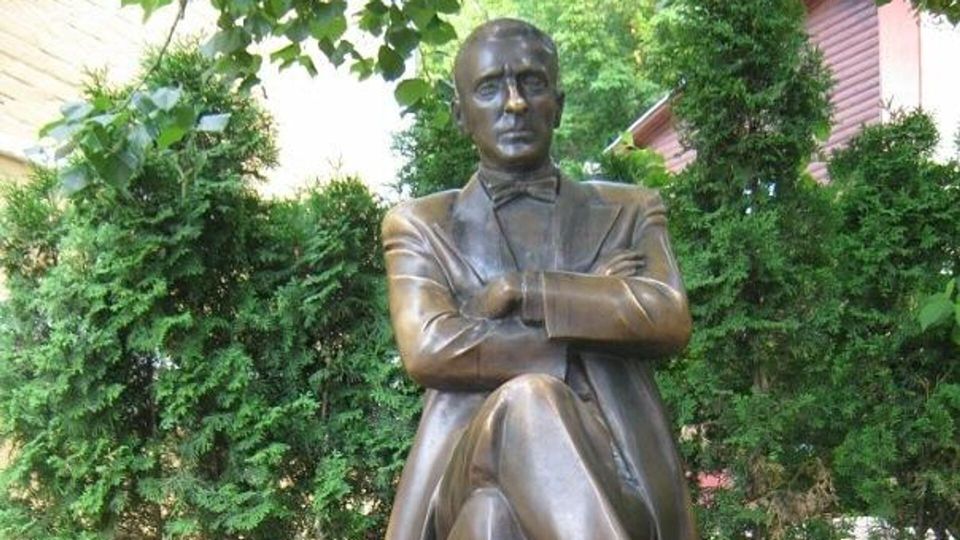 В Киеве снесли памятник Булгакову