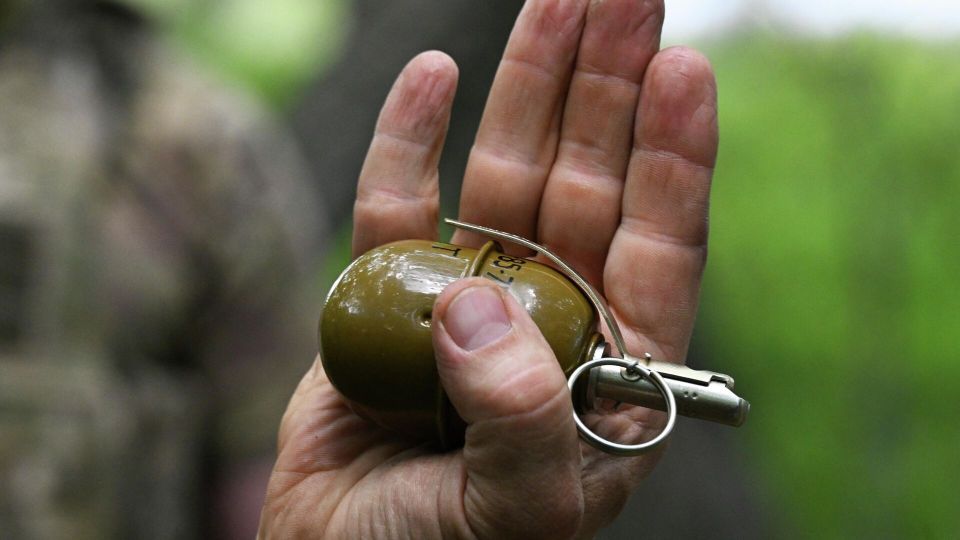 В Харьковской области грабители бросили гранату в полицейскую машину и открыли огонь