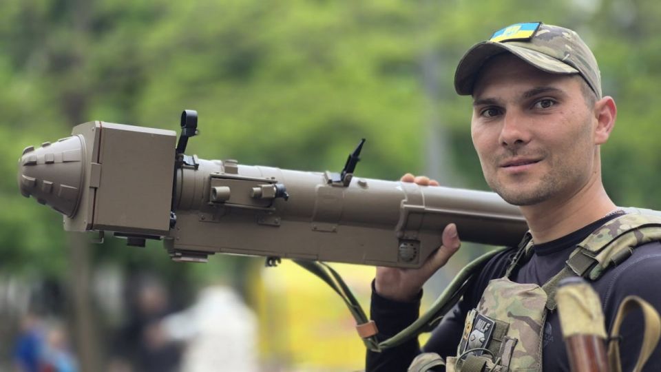 Украинский зенитчик из 123-й бригады территориальной обороны, вооруженный китайским зенитным ракетным комплексом FN-6, май 2026 года