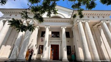 В Севастополе переименуют ретрокинотеатр "Украина" после атаки ВСУ на здание панорамы "Оборона Севастополя 1854-1855 годов", сообщил губернатор Михаил Развожаев