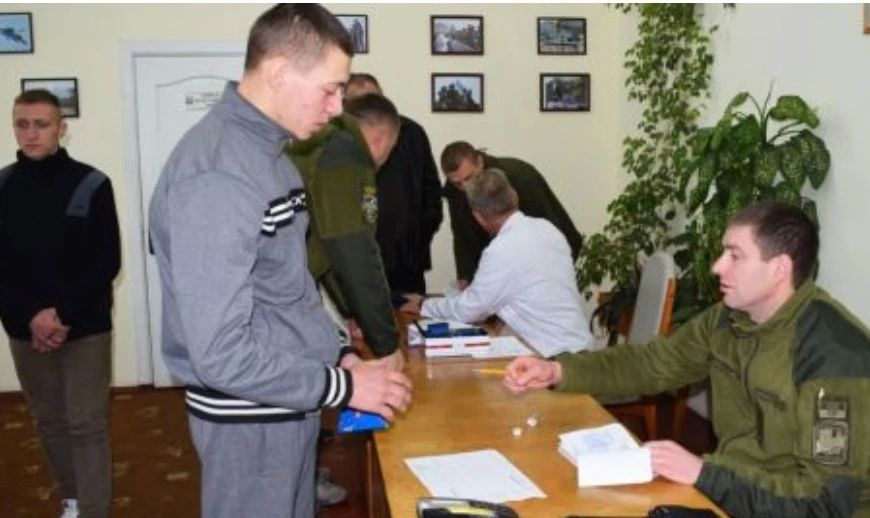 Украинских 17-летних юношей до конца июля поставят на воинский учет в ТЦК