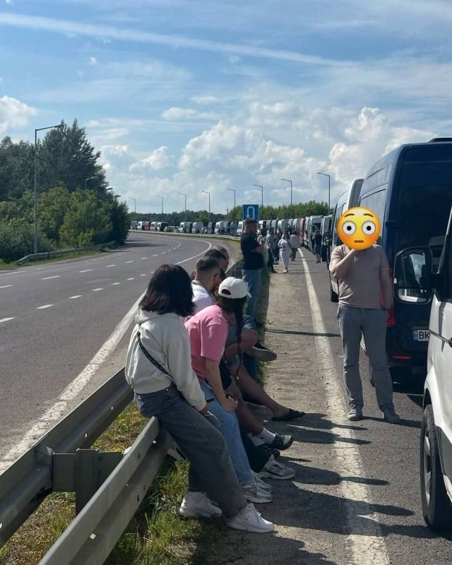 На пункте пропуска "Краковец" в Львовской области наблюдаются большие очереди на выезд с Украины: движение транспорта существенно усложнено, — местные СМИ