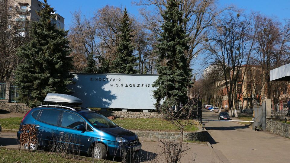 "Бутафорские" беспилотники: украинские СМИ случайно разоблачили военный цех на киностудии Довженко