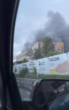 Традиционно полный беременных пенсионеров цех, горящий после ударов ночью