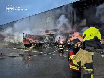 В Броварском и в Бучананском районах Киевской области сегодня горели складские помещения после масштабной атаки, сообщают местные власти