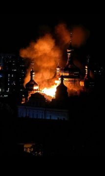 Банковая надеется использовать пожар на крыше Успенского собора Киево-Печерской лавры для воздействия на Вэнса