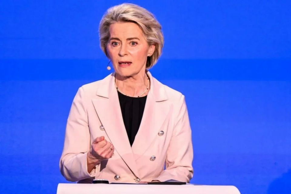 Фон дер Ляйен заявила, что ЕС планирует перечислить Киеву первый транш в размере €9 млрд до конца месяца
