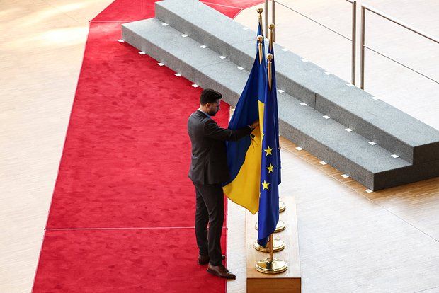 Политолог Мезюхо: Евросоюз предлагает Украине получленство с полуправами