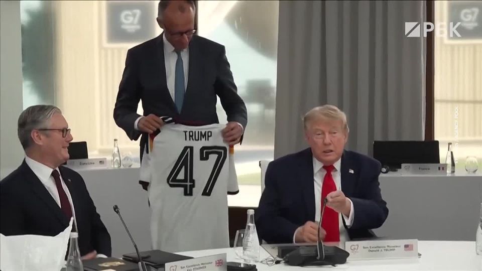 Канцлер Германии Фридрих Мерц на саммите G7 подарил президенту США Дональду Трампу футболку немецкой сборной