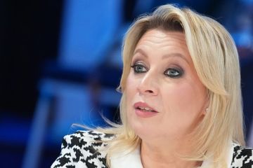 Захарова: Отказ Польши от лишения Зеленского награды является желанием позориться до конца