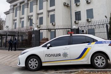 Экс-министра культуры Украины заподозрили в содействии незаконному выезду мужчин