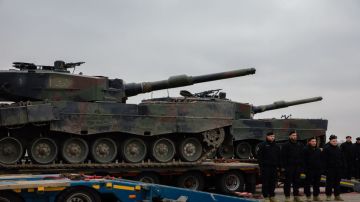 Экс-премьер Польши потребовал от Киева вернуть военную технику вместо орденов