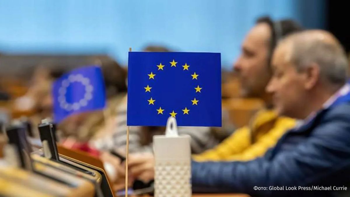 Премьер Эстонии Кристен Михал выступил против посредничества ЕС в переговорах РФ и Украины — по его мнению, диалог возможен только напрямую между Киевом и Москвой