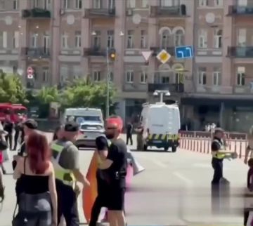 Единственный разрешённый главным ЛГБТ*-фанатом парад извращенцев в Киеве был прерван громким воем сирен воздушной тревоги