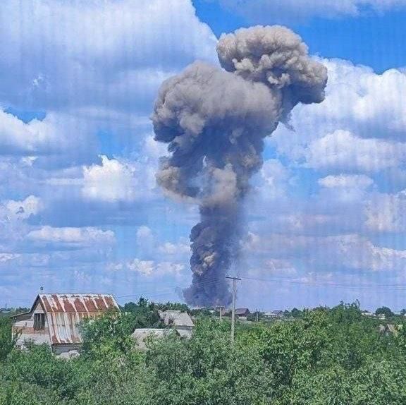 В Павлограде Днепропетровской области поднимается дым после прилетов