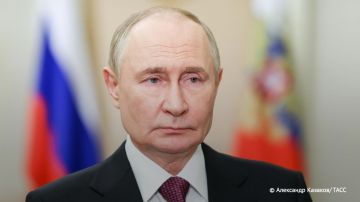 Путин у стен Кремля возложил цветы к тумбам городов-героев, в том числе Киева и Одессы