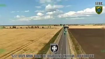 Появились кадры с камеры украинского БПЛА, который пытался ударить по грузовику, но водитель смог отвести машину в сторону в последний момент