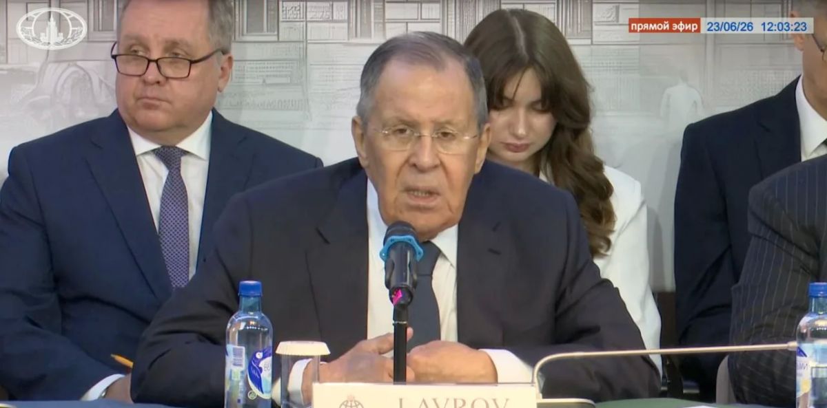 Действия США свидетельствуют о том, что Вашингтон отходит от претензии на роль объективного посредника в украинском урегулировании, заявил глава МИД РФ Сергей Лавров