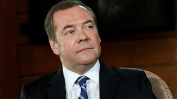 Медведев сравнил Украину с бикфордовым шнуром