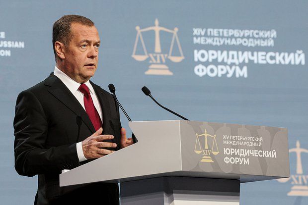 Медведев: Власть на Украине может смениться путем выборов или революции