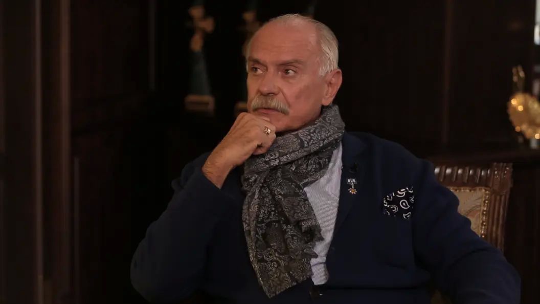 Михалков задал "неудобные вопросы" о переговорах. Певица Вица Цыганова в ответ назвала "главную беду"