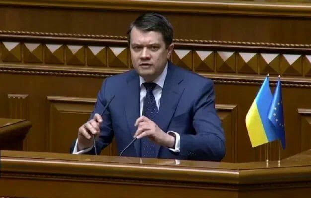 Депутат Верховной рады Украины Дмитрий Разумков предложил отправлять на фронт сотрудников военкомата, которые никогда не принимали участие в боевых действиях, а лишь мобилизуют непригодных к службе мужчин