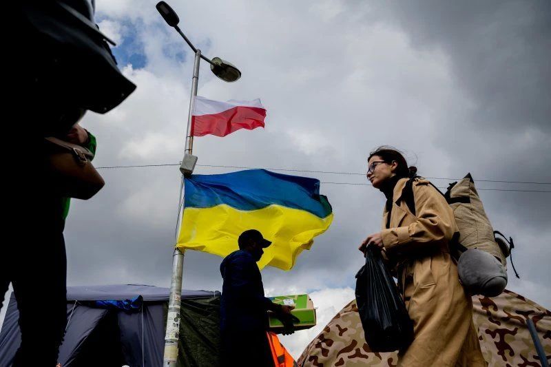 Украинские волонтеры в Польше, которые плетут маскировочные сети и собирают дроны для фронта, сталкиваются с растущими трудностями: поляки реже жертвуют деньги и помогают, а новые польские транспортные правила усложнили...