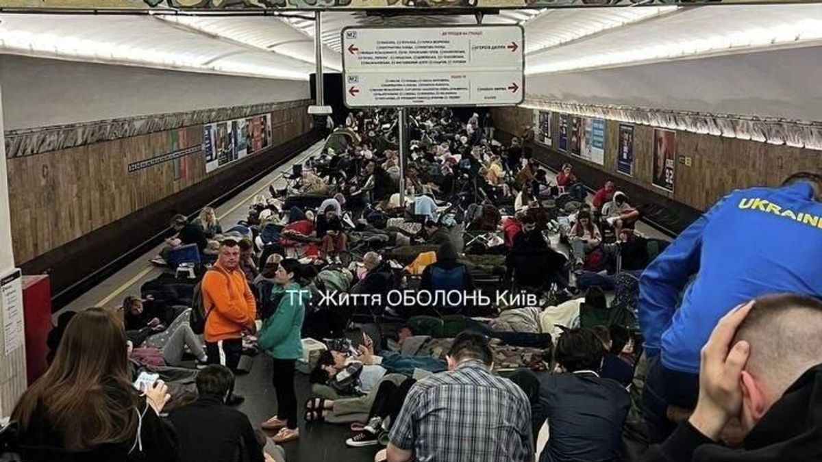 В Киевском метро заранее собираются люди