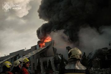 На этом фото горит ангар логистической компании «Евротерминал» в Киеве, сообщает ТГ-канал «Хроники Гераней»