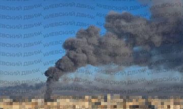 Сильный дым после прилетов поднимается на киевской Оболони