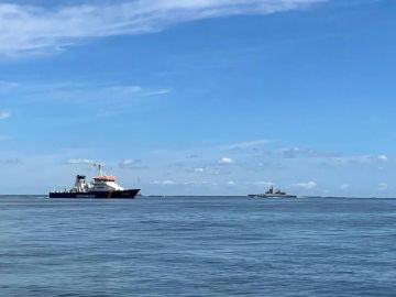 Российский корвет отогнал лодки Greenpeace* и немецкую береговую охрану от танкера с нефтью