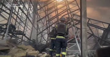 В Бучанском районе под Киевом в результате обстрела горело промышленное предприятие, сообщает ГСЧС
