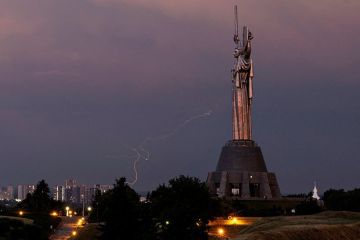Около 30 баллистических ракет ВС РФ атаковали Киев, в городе начались пожары